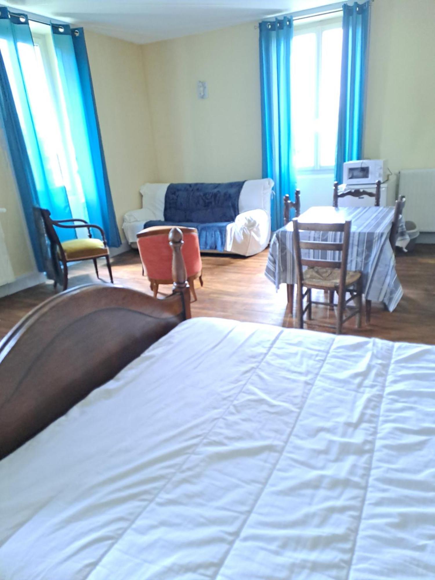 Les Chambres Du Cheval Blanc Allassac Экстерьер фото